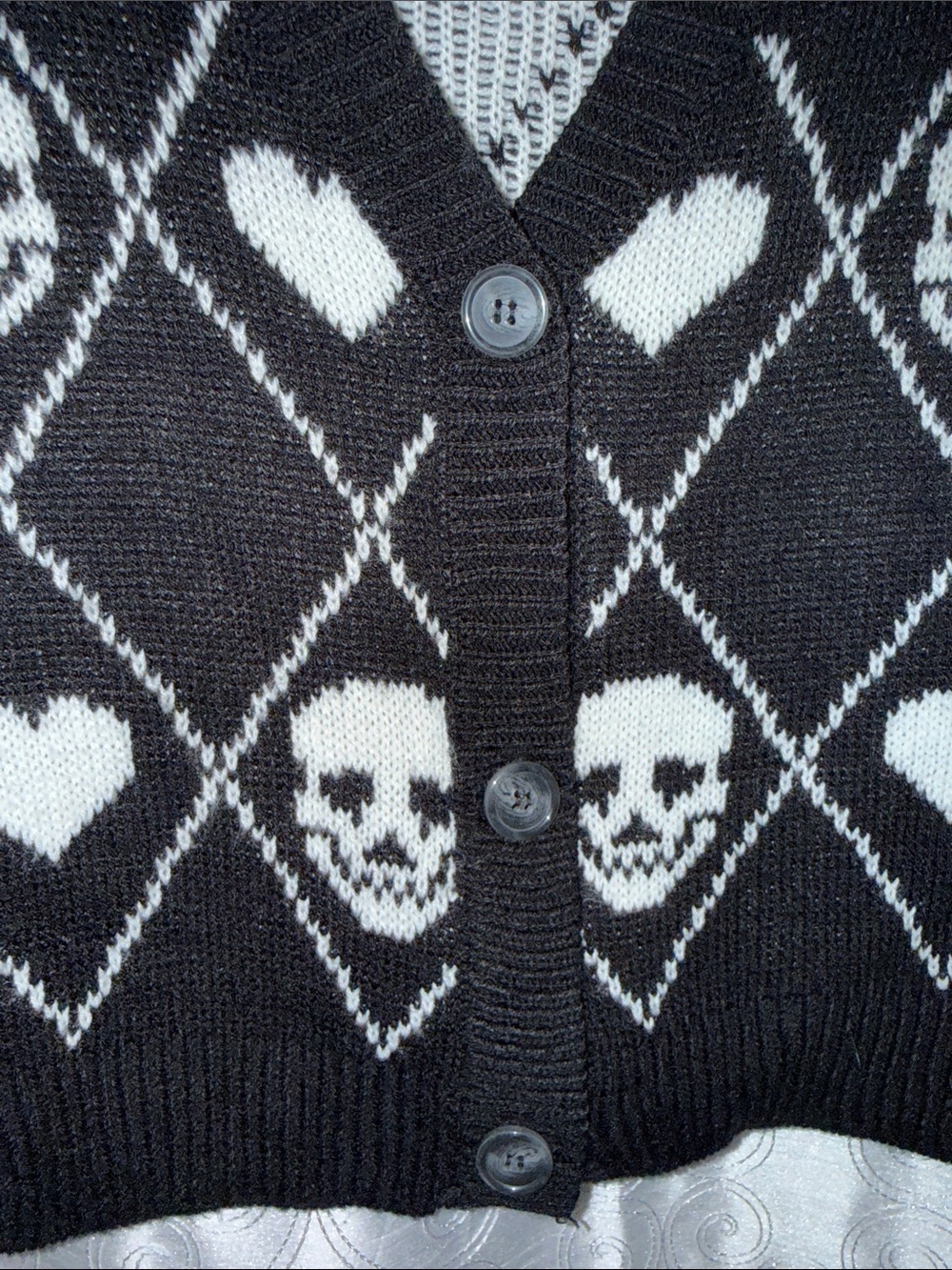 No Boundaries Black & White Skull Heart Knit Cardigan Sweater Size Large 🔥 G10 - Picture 3 of 3